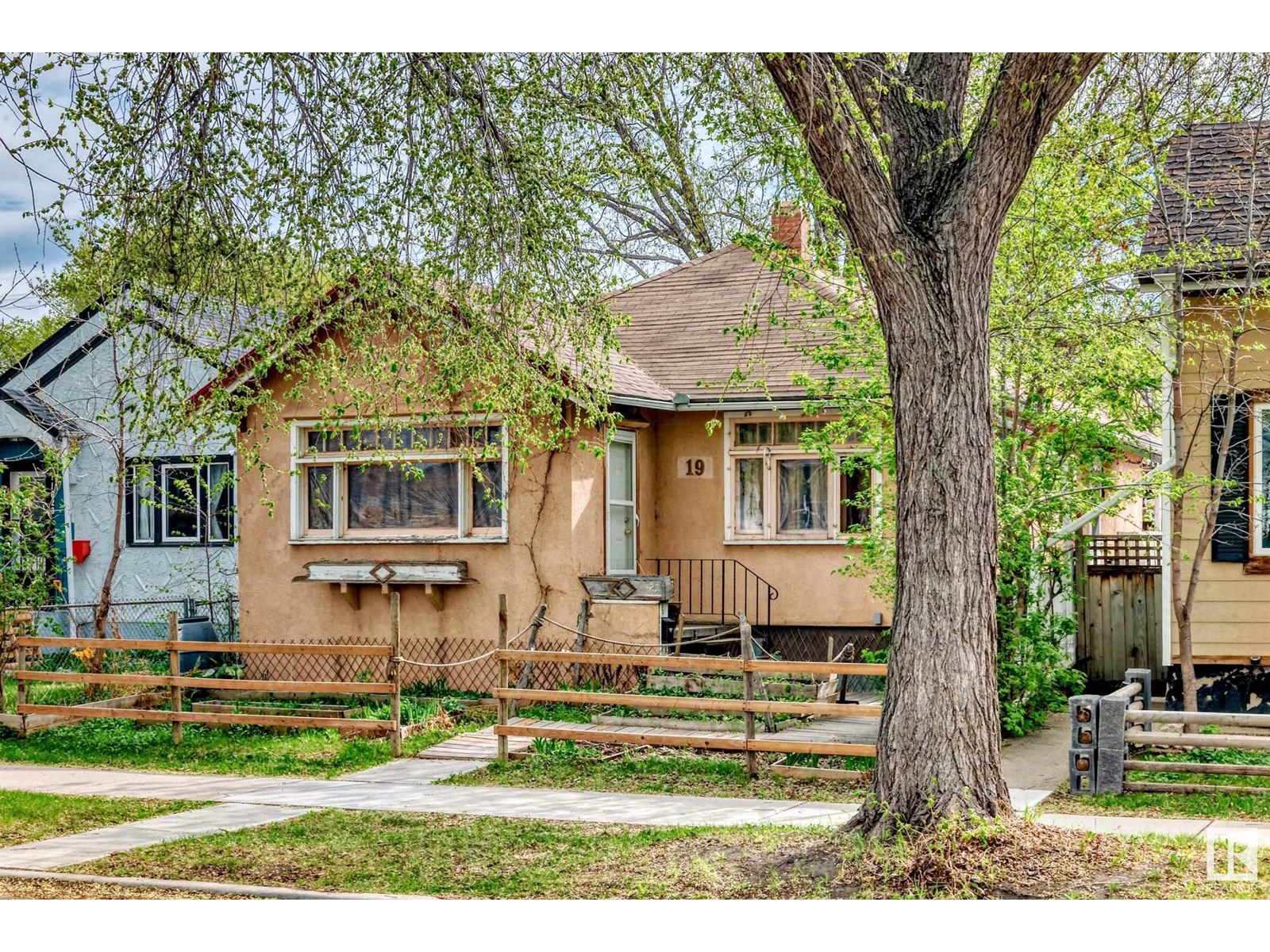 Property at 11619 96 ST NW image 3