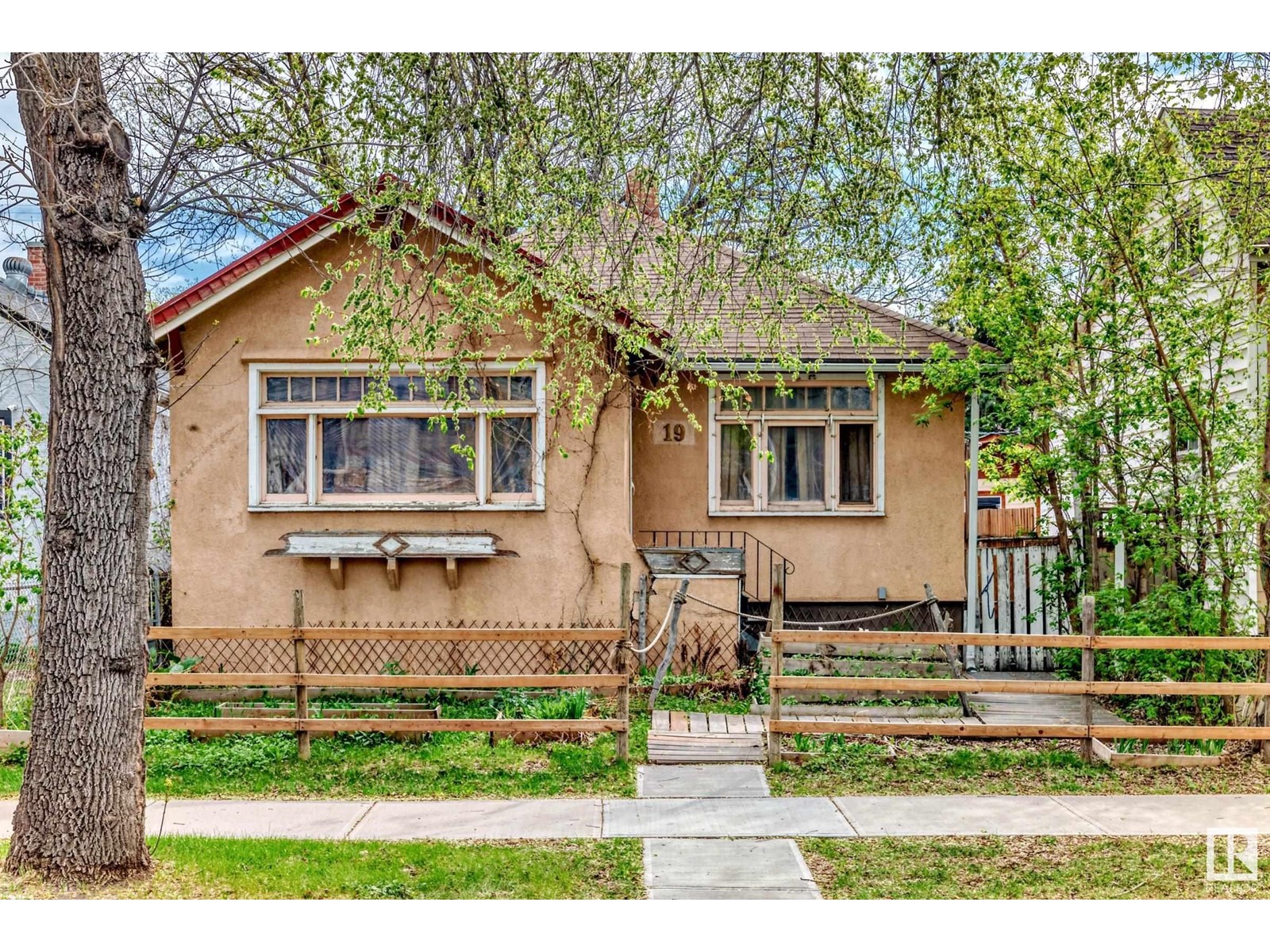 Property at 11619 96 ST NW image 1