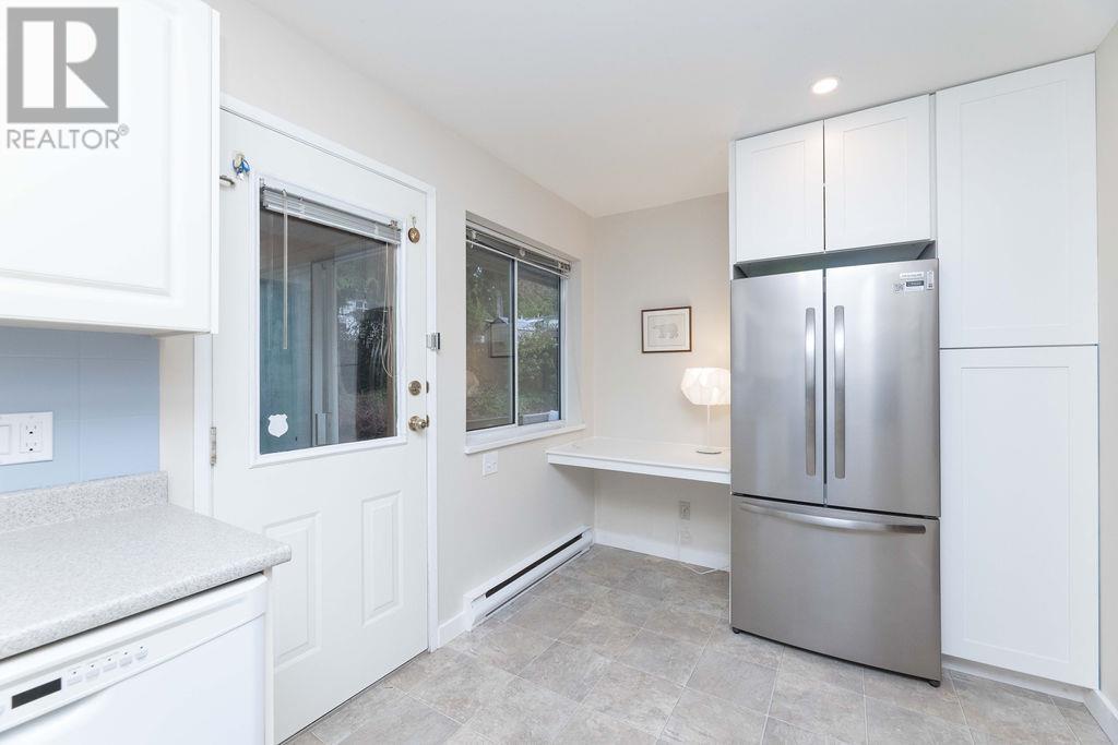 7639 Eureka Avenue, Halfmoon Bay, British Columbia  V7Z 1A1 - Photo 12 - R2997745
