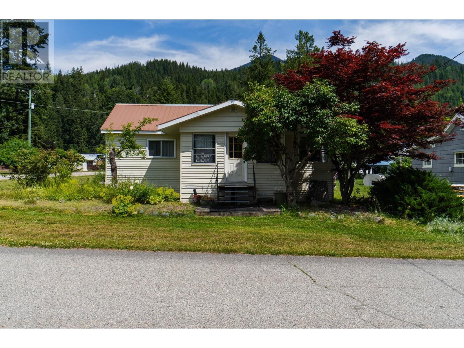 112 Josephine Street, New Denver, British Columbia  V0G 1S0 - Photo 3 - 10347633