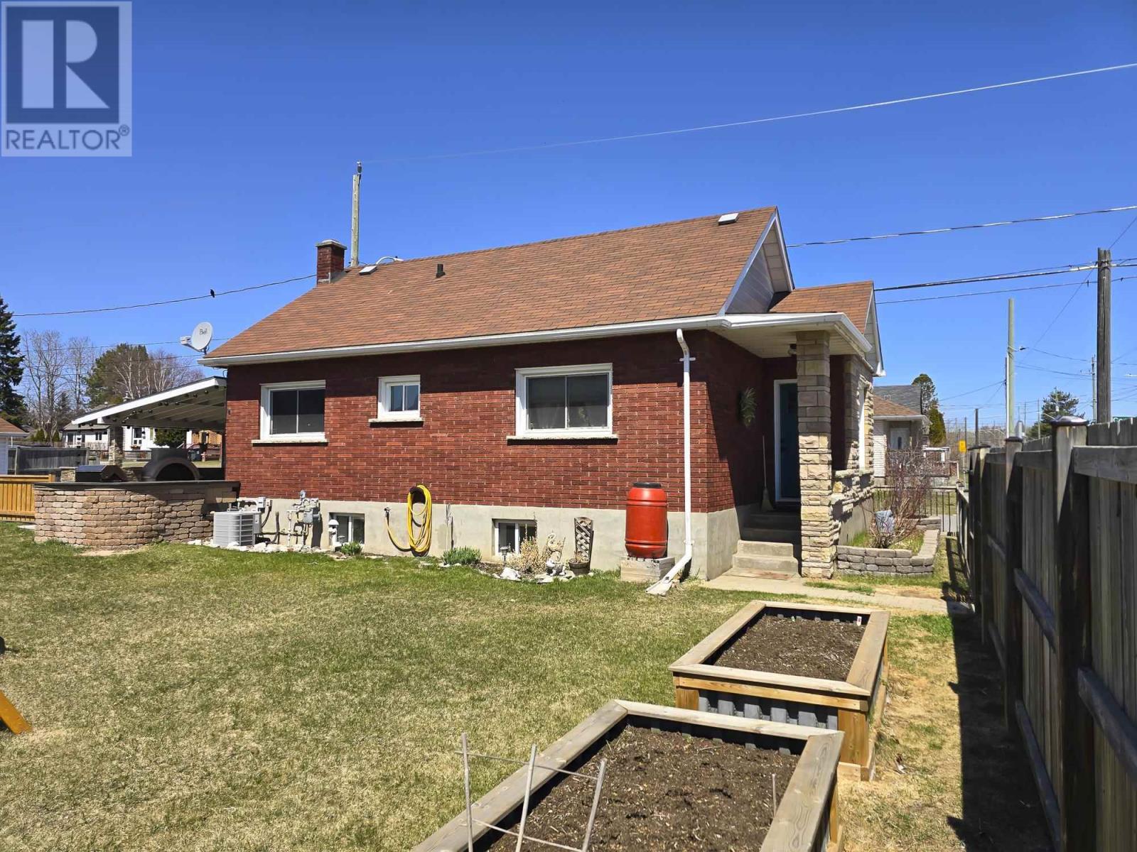 Property at 447 Leslie Ave image 3