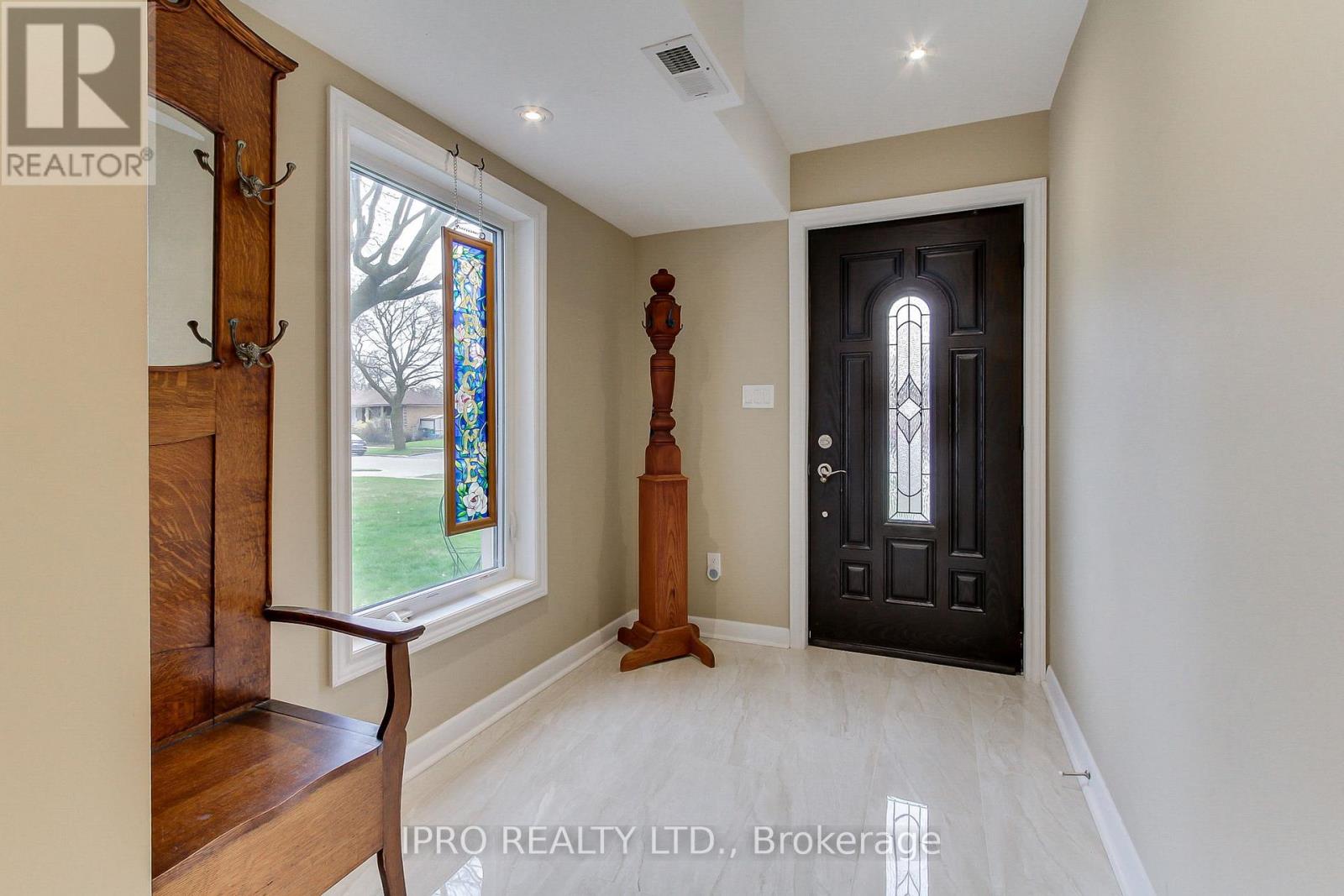 9 Norby Crescent, Toronto, Ontario  M9P 1L7 - Photo 4 - W12110348