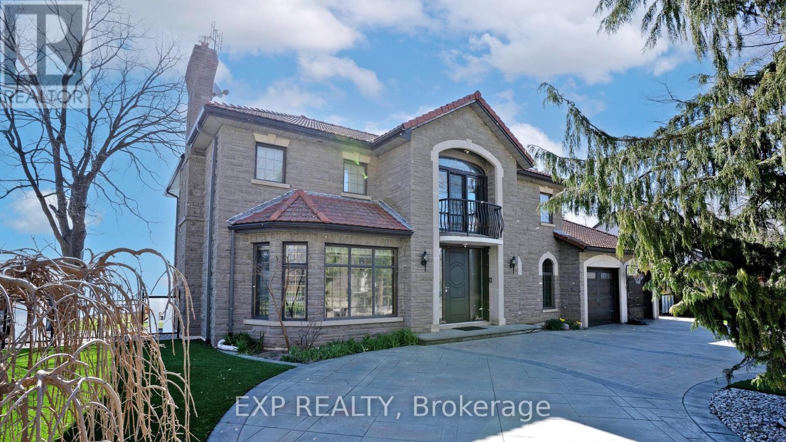 1372 Lakeshore Road, Oakville (Sw Southwest), Ontario  L6L 1G2 - Photo 2 - W12143191