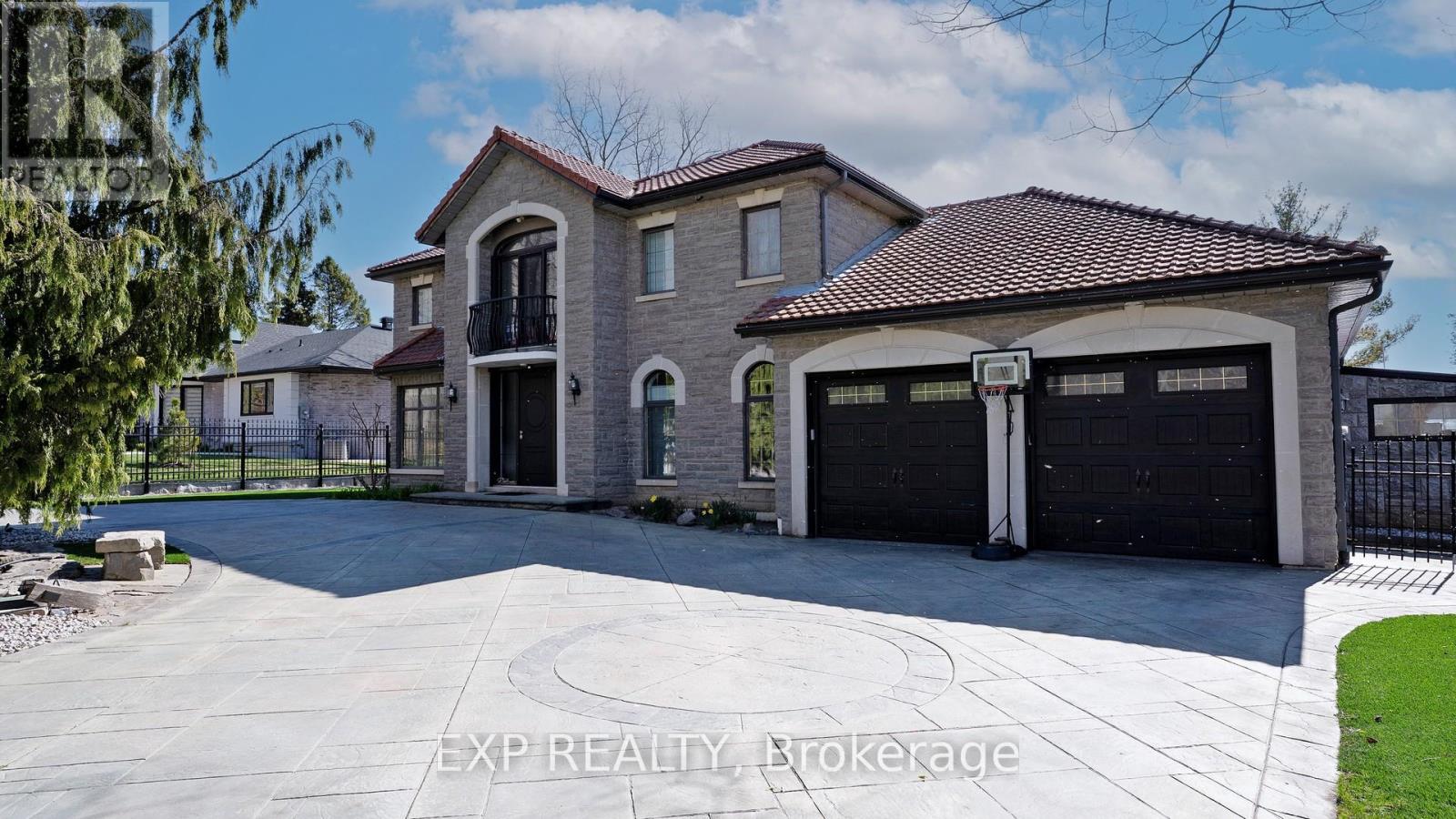 1372 Lakeshore Road, Oakville (Sw Southwest), Ontario  L6L 1G2 - Photo 3 - W12143191