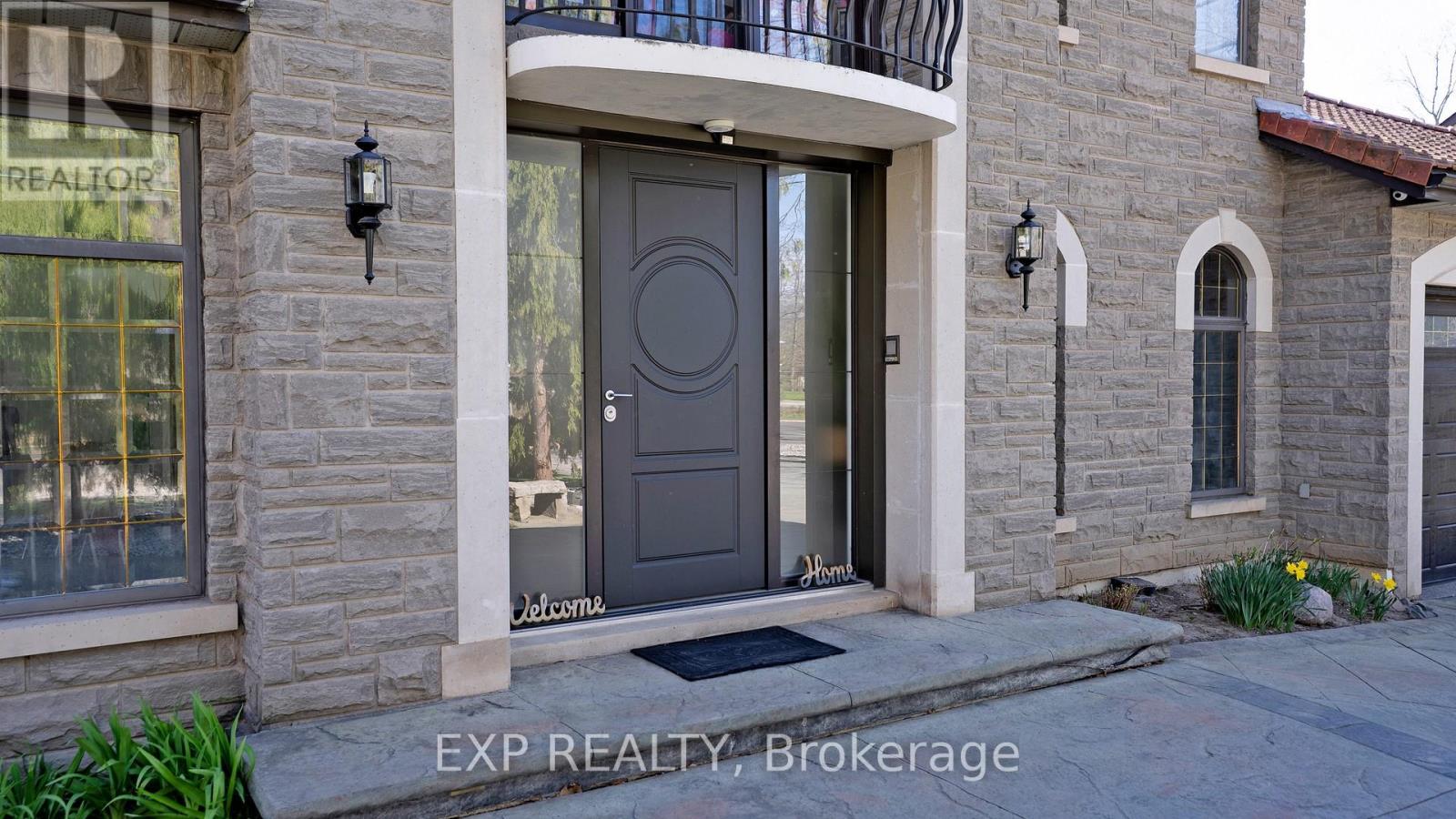 1372 Lakeshore Road, Oakville (Sw Southwest), Ontario  L6L 1G2 - Photo 4 - W12143191