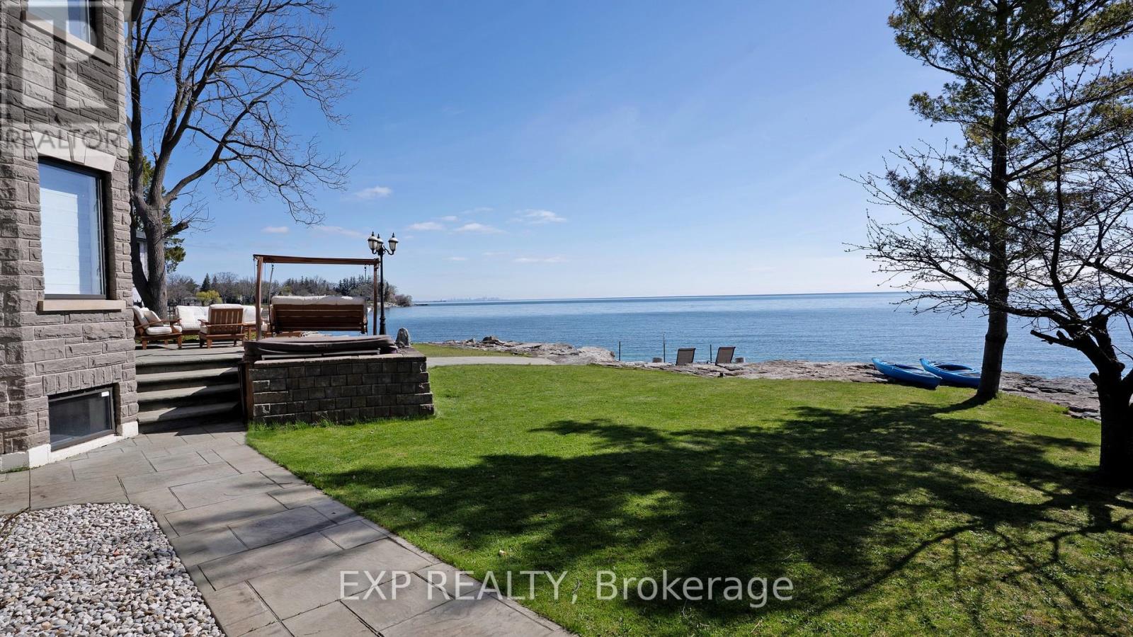 1372 Lakeshore Road, Oakville (Sw Southwest), Ontario  L6L 1G2 - Photo 7 - W12143191