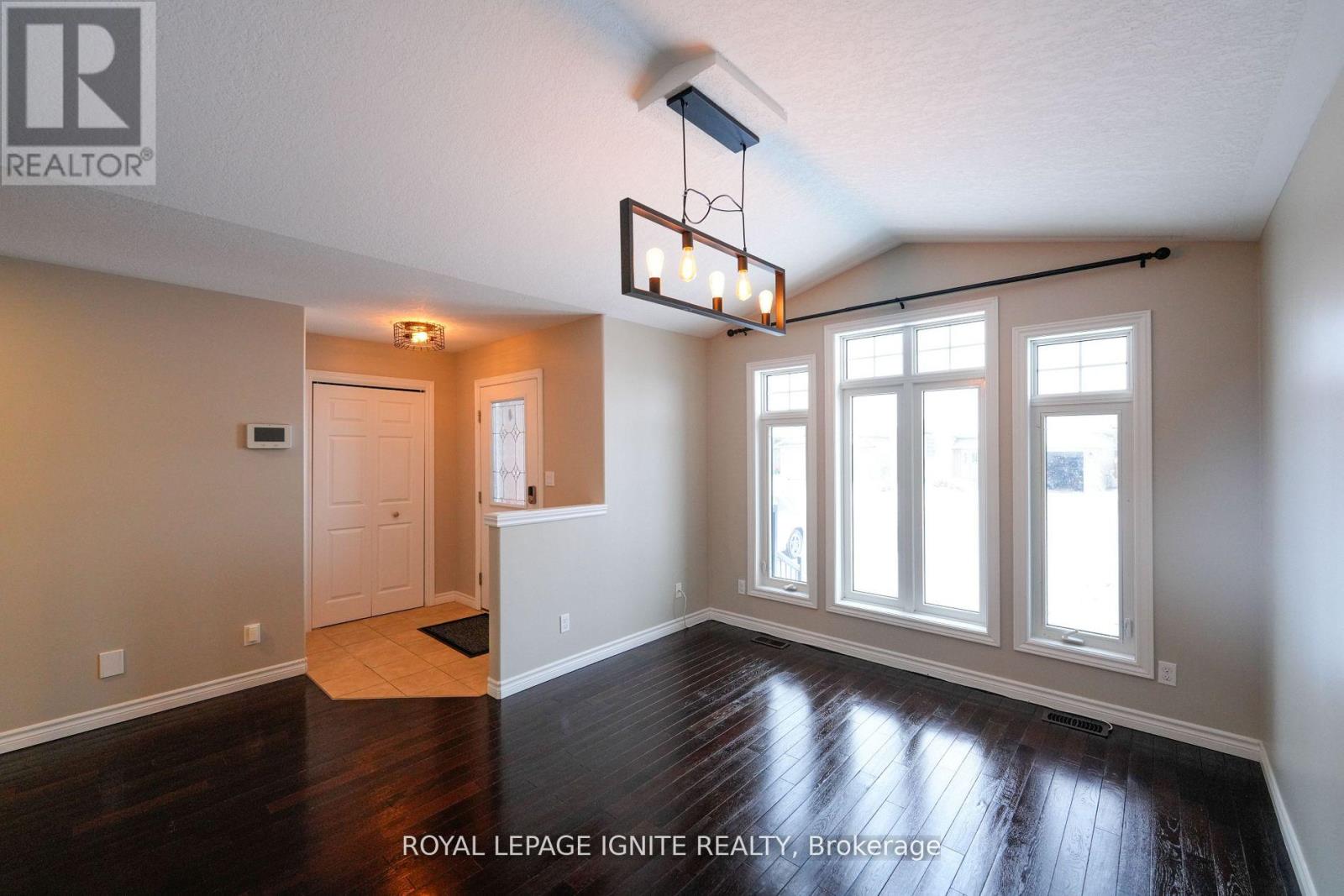 Property at 31 FOX DEN DRIVE image 4