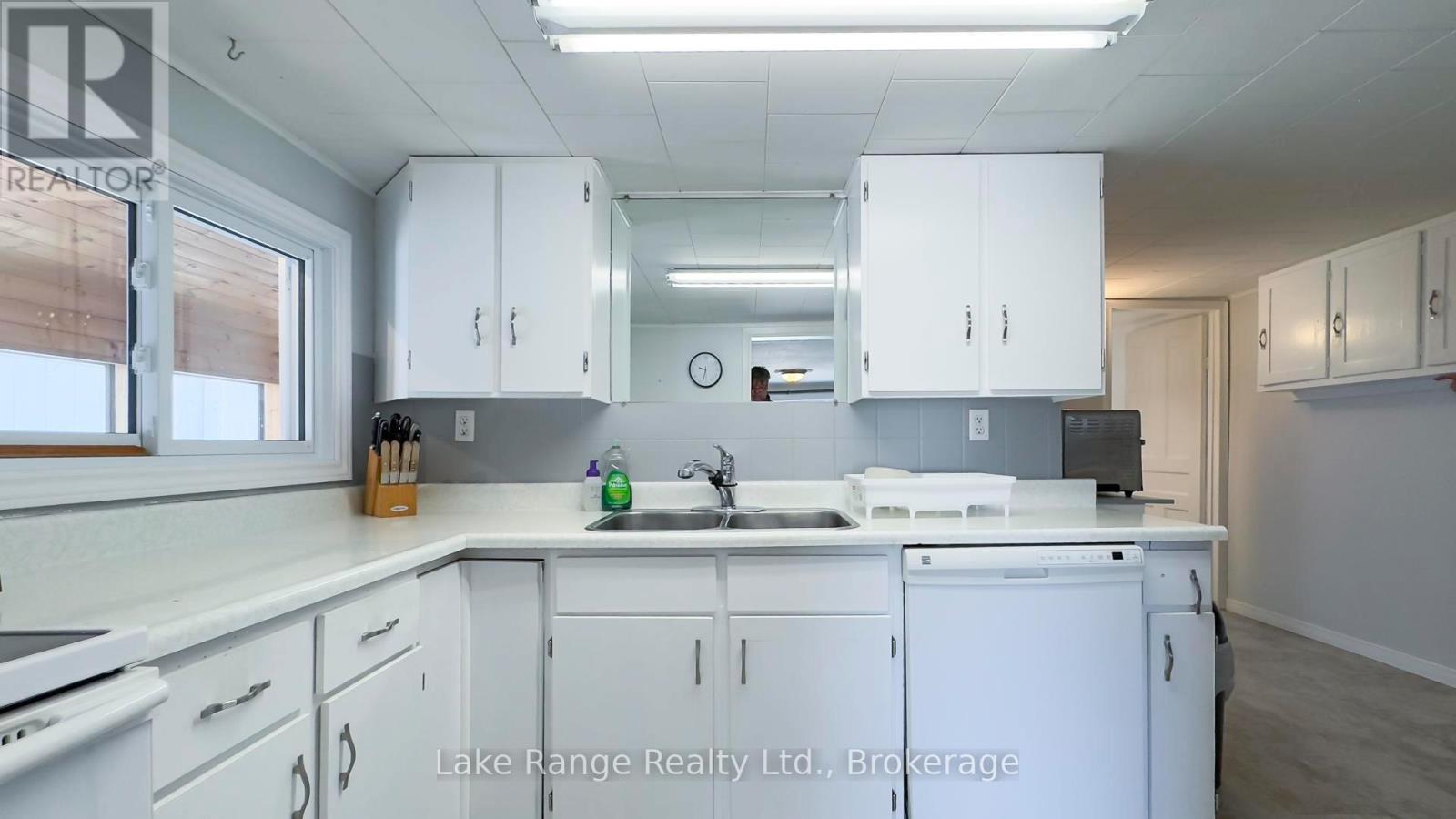 188 Broadway Street, Kincardine, Ontario  N2Z 2X9 - Photo 14 - X12140284