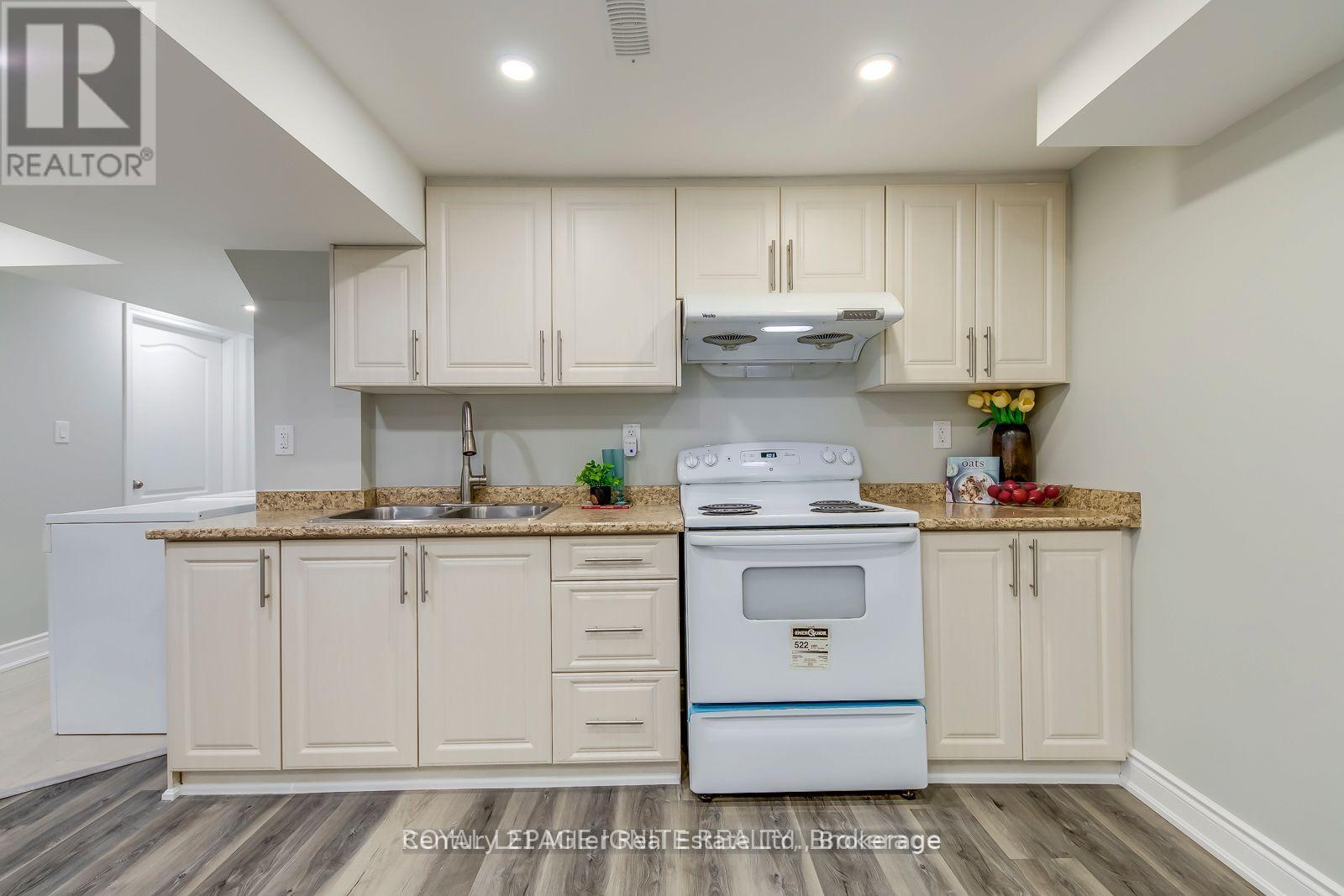 2656 Los Palmas Court, Mississauga, Ontario  L5N 2G7 - Photo 7 - W12143267