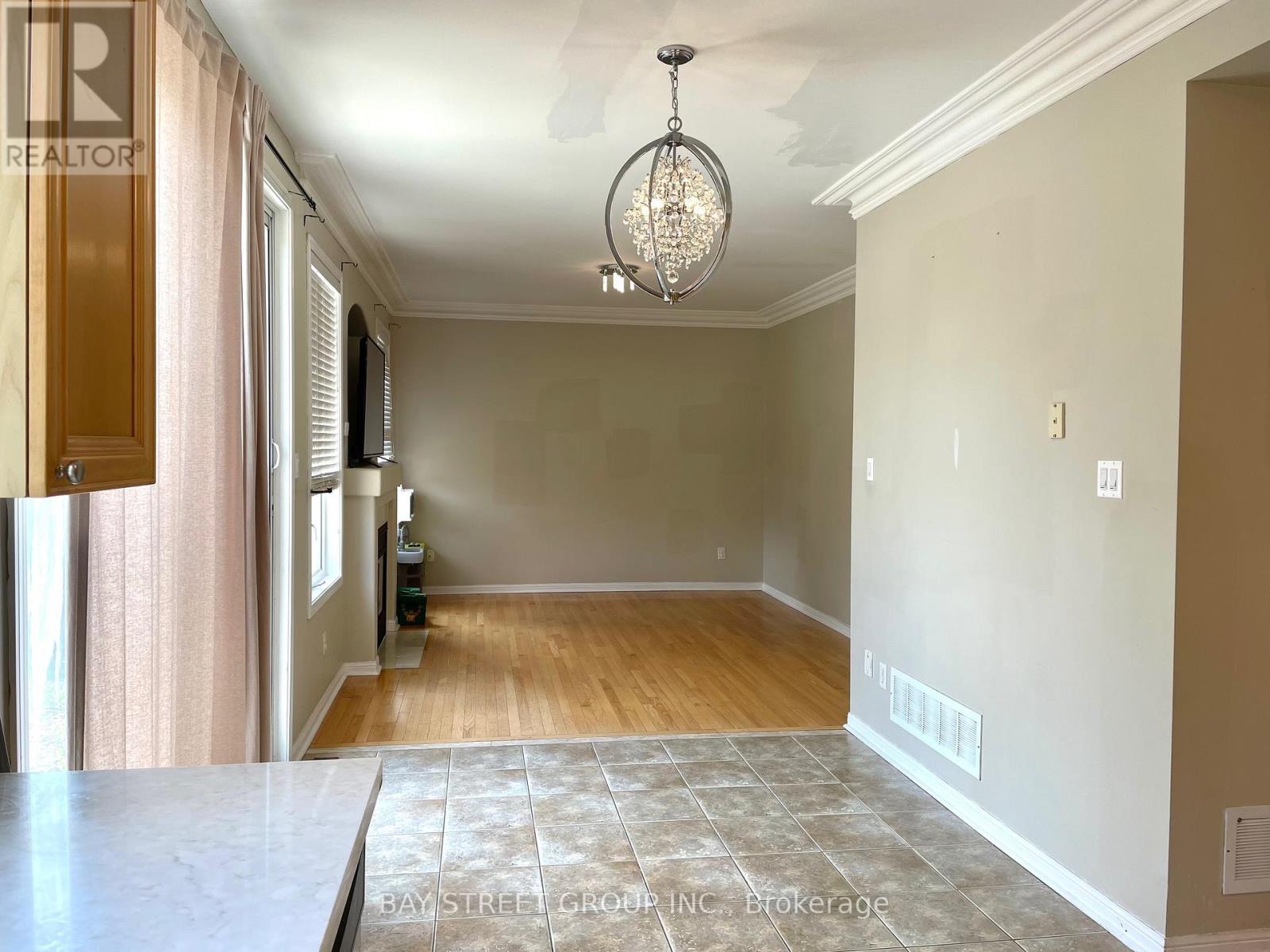 5 Madeira Avenue, Vaughan, Ontario  L6A 2Y4 - Photo 5 - N12143285
