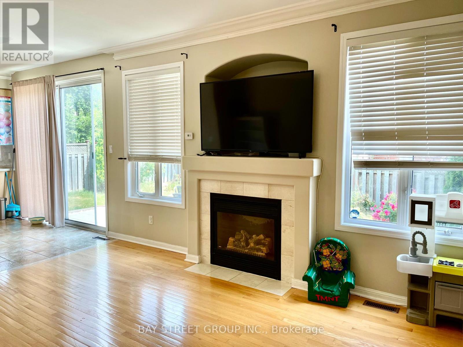 5 Madeira Avenue, Vaughan, Ontario  L6A 2Y4 - Photo 6 - N12143285