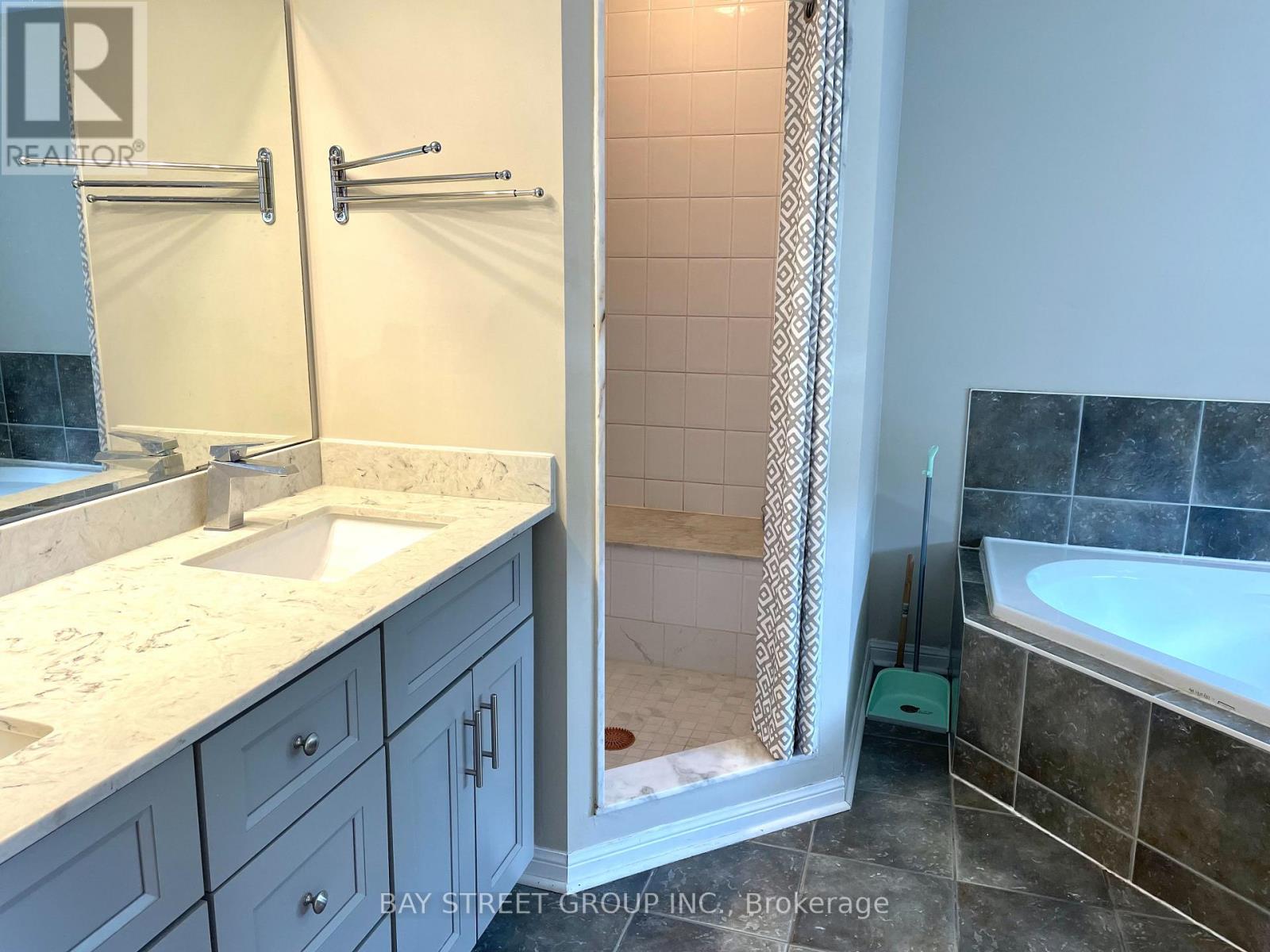 5 Madeira Avenue, Vaughan, Ontario  L6A 2Y4 - Photo 9 - N12143285