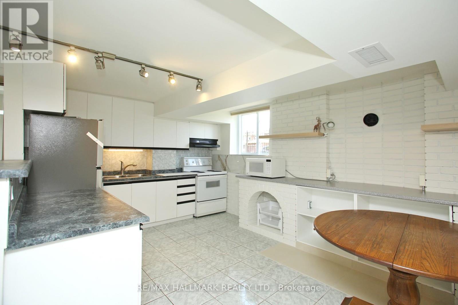 1 - 3 Pottery Crescent, Brampton, Ontario  L6S 3S2 - Photo 3 - W12143256