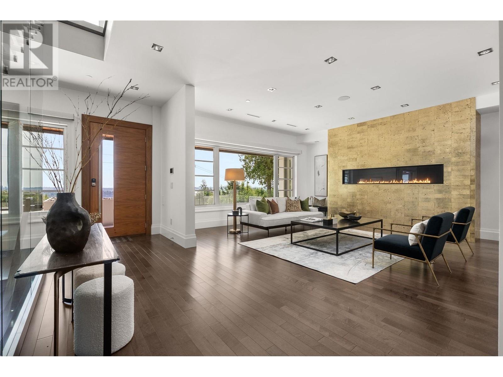 Property at 1265 QUEENS AVENUE image 3