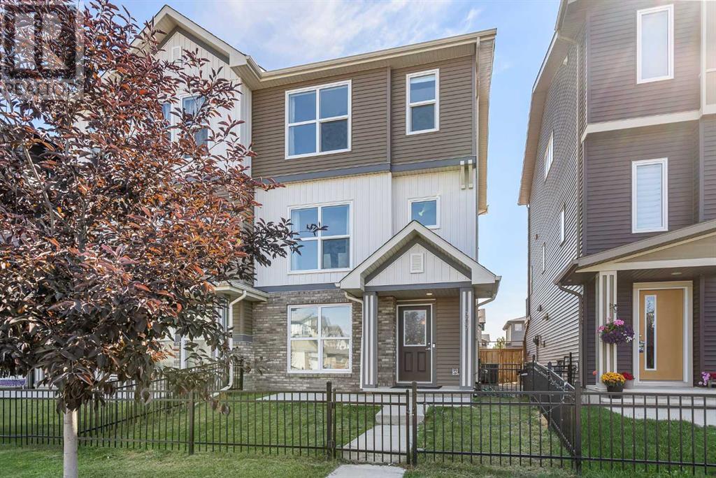 Property at 307 Walgrove Boulevard SE image 1