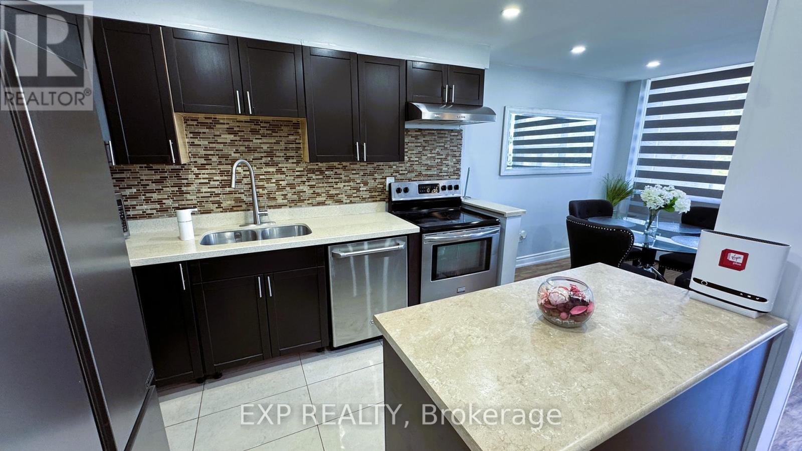 302 - 2121 Roche Court, Mississauga, Ontario  L5K 2C7 - Photo 2 - W12143298