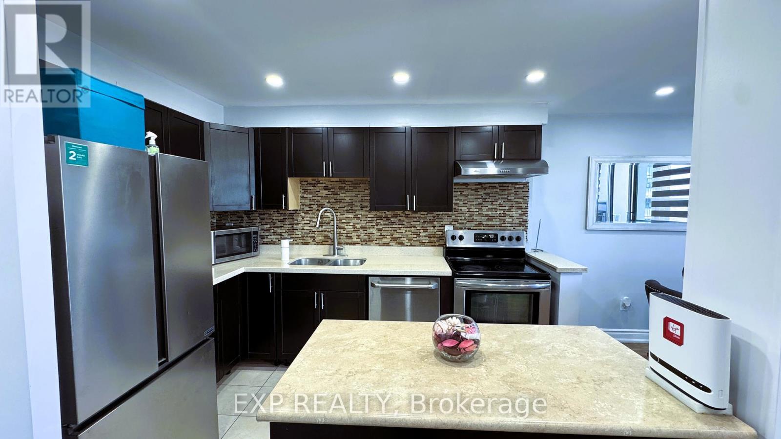 Property at 302 - 2121 ROCHE COURT image 3