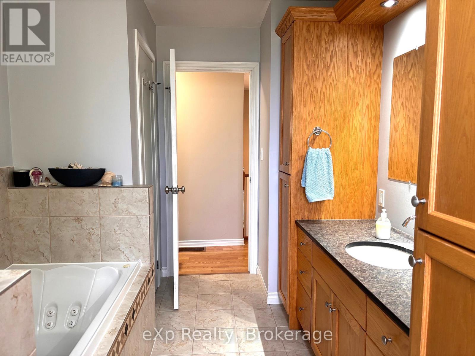 699 16th Street, Hanover, Ontario  N4N 3N2 - Photo 26 - X12143369