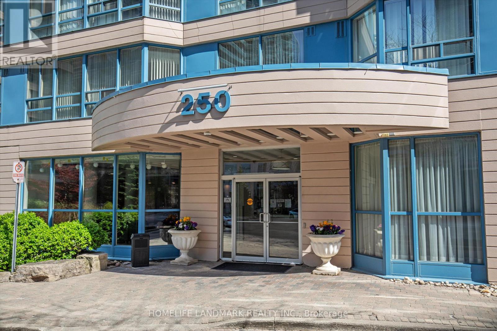 704 - 250 Webb Drive, Mississauga, Ontario  L5B 3Z4 - Photo 2 - W12143368