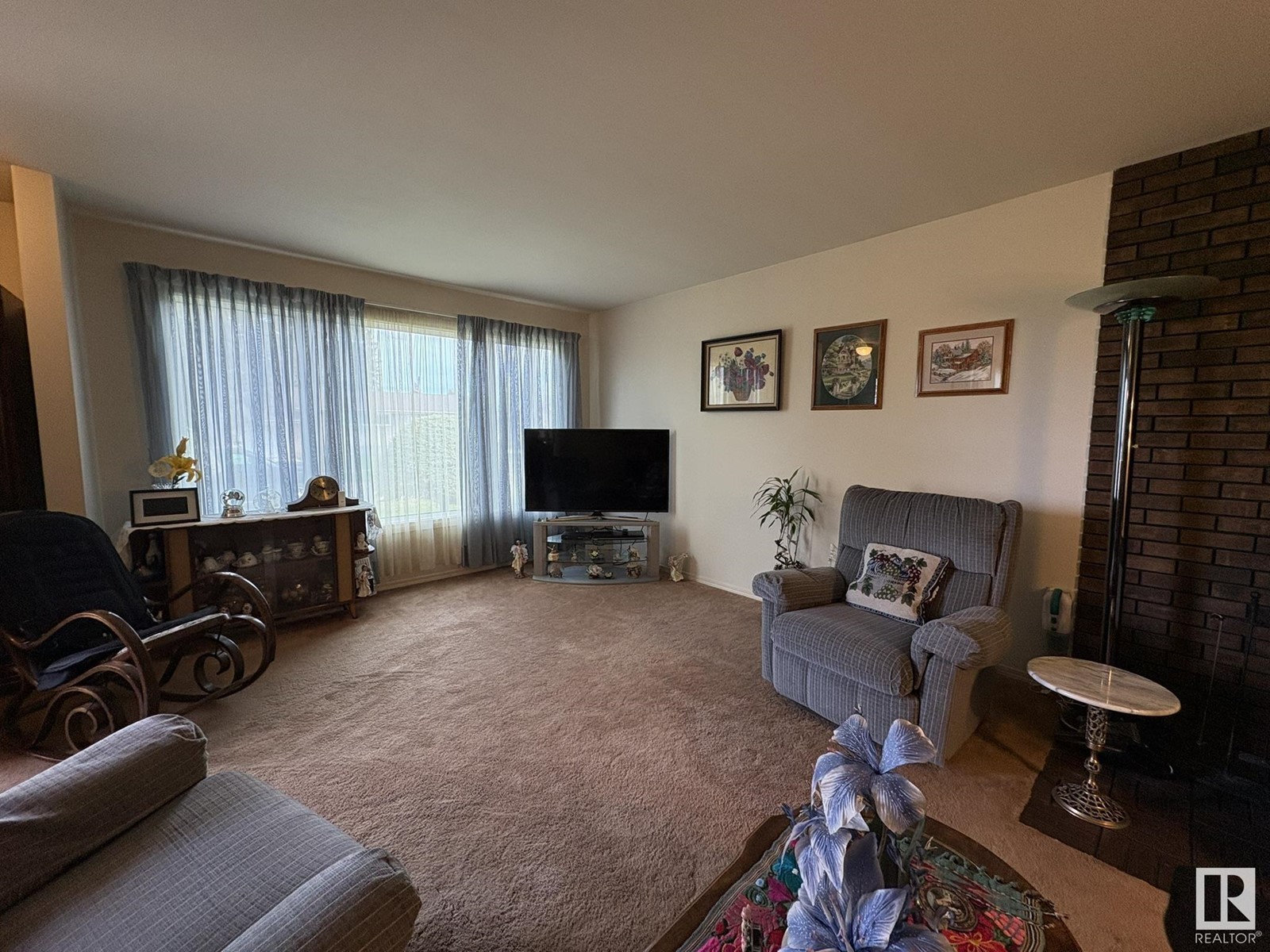 Property at 5039 49 AV image 2