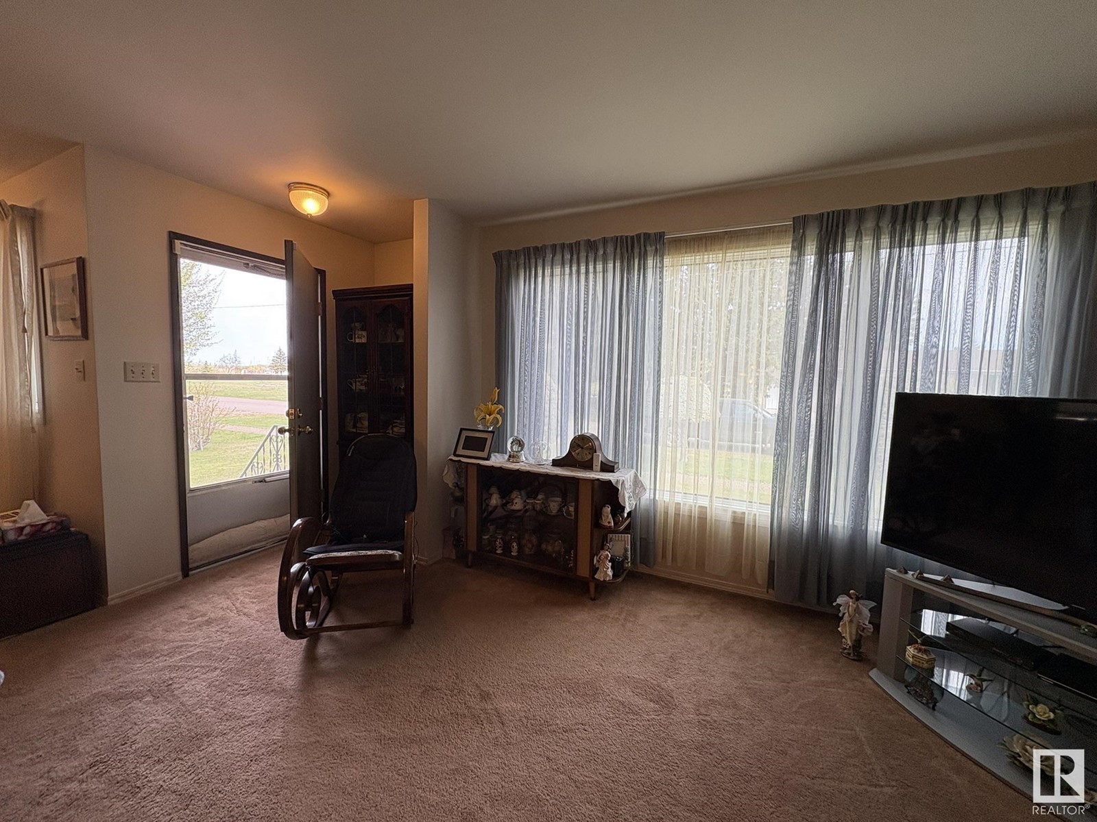 Property at 5039 49 AV image 4