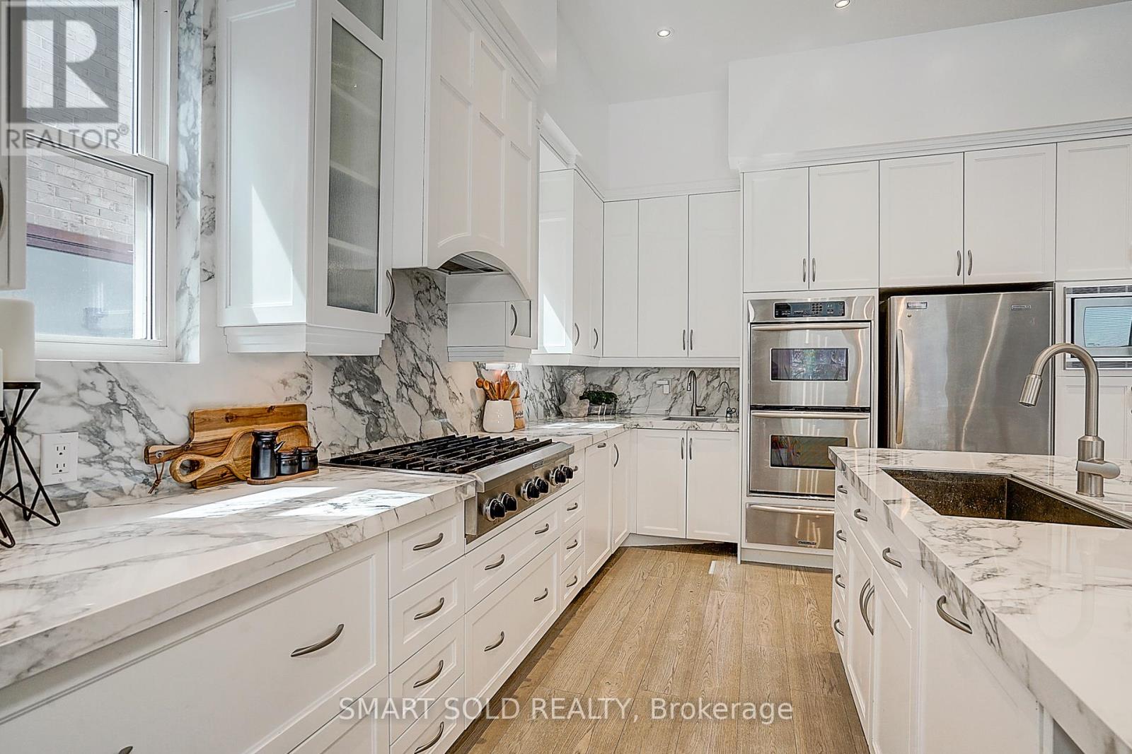 677 Woburn Avenue, Toronto, Ontario  M5M 1M2 - Photo 14 - C12143413