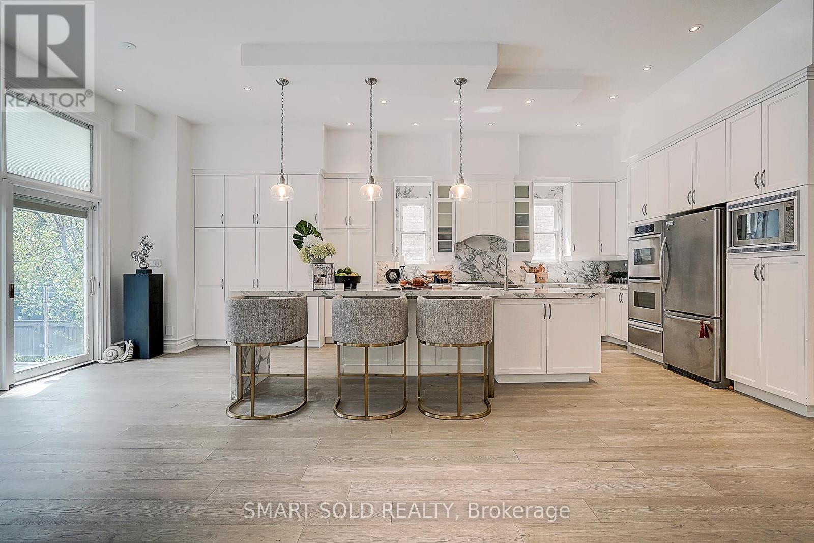 677 Woburn Avenue, Toronto, Ontario  M5M 1M2 - Photo 13 - C12143413