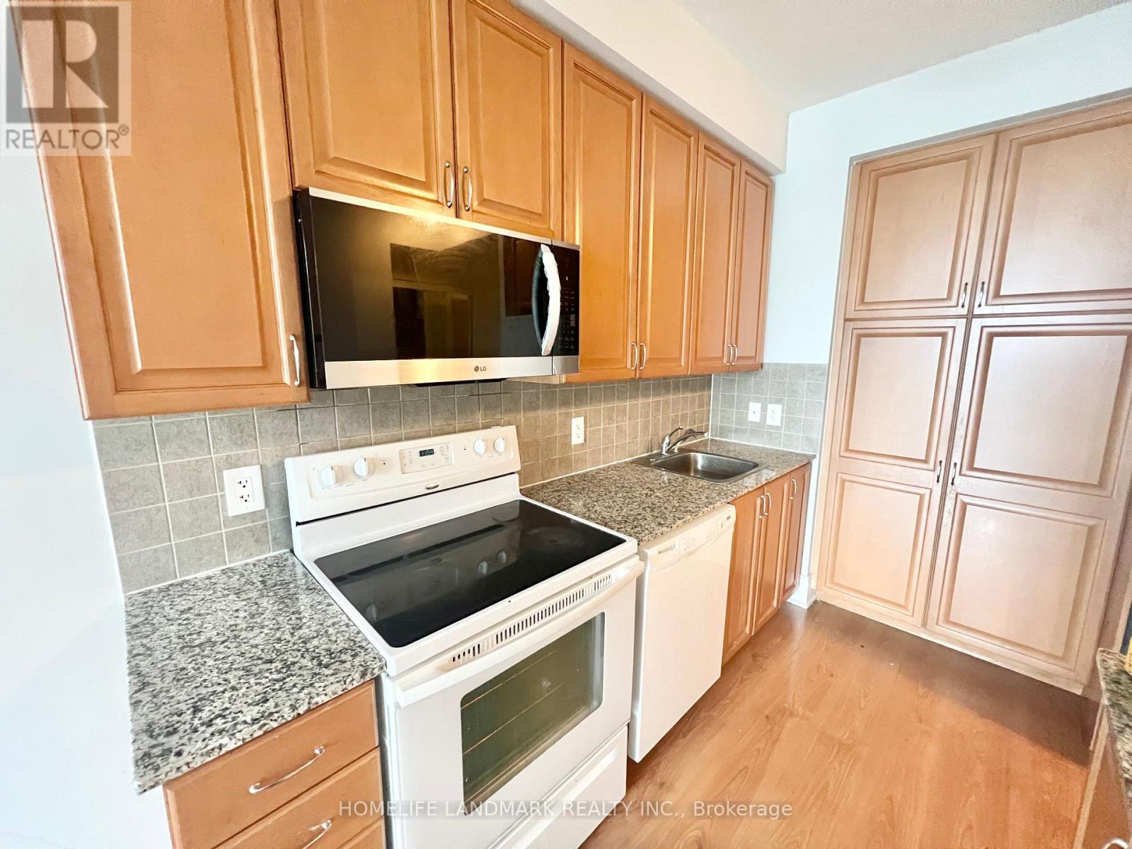 1610 - 330 Burnhamthorpe Road W, Mississauga, Ontario  L5B 0E1 - Photo 8 - W12143421