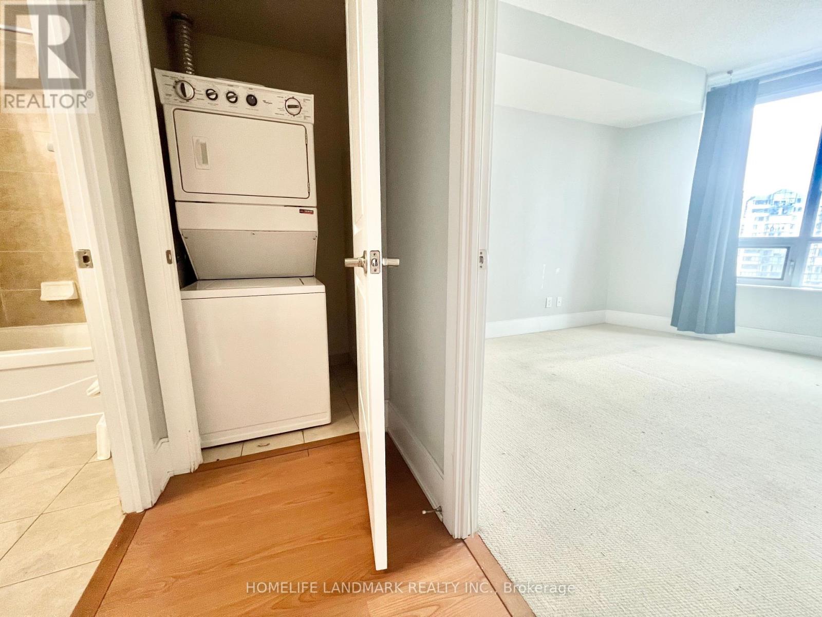 1610 - 330 Burnhamthorpe Road W, Mississauga, Ontario  L5B 0E1 - Photo 12 - W12143421