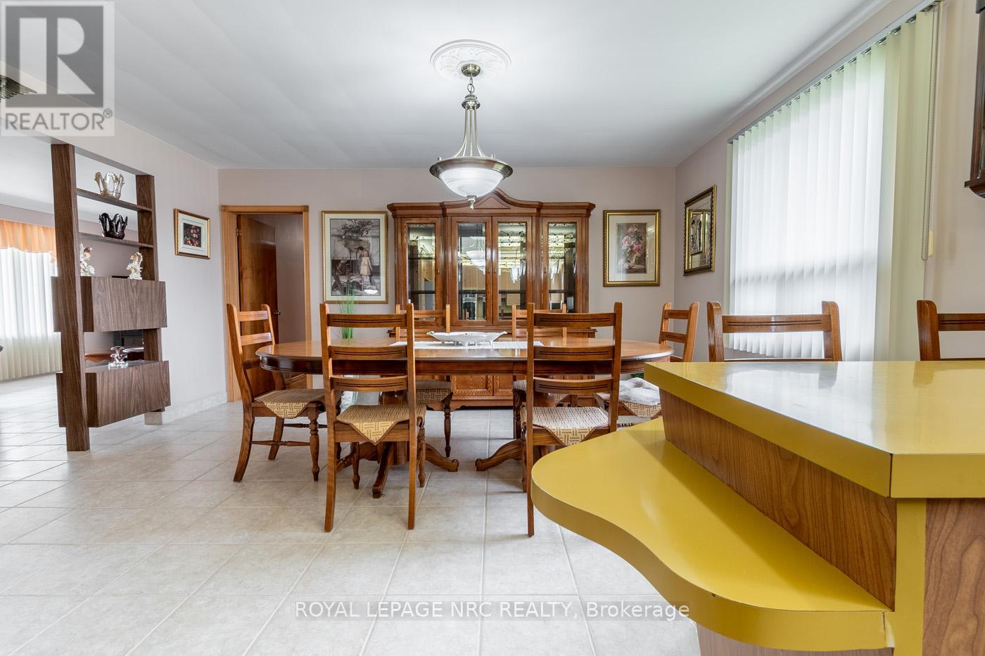 23 Eastdale Crescent, Welland, Ontario  L3B 1E6 - Photo 3 - X12143509