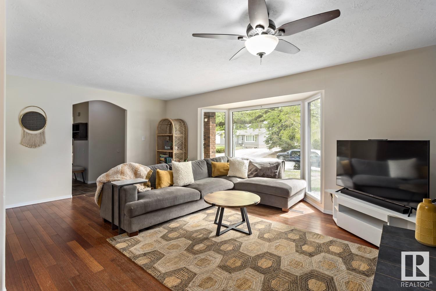 Property at 21 MARION DR image 2