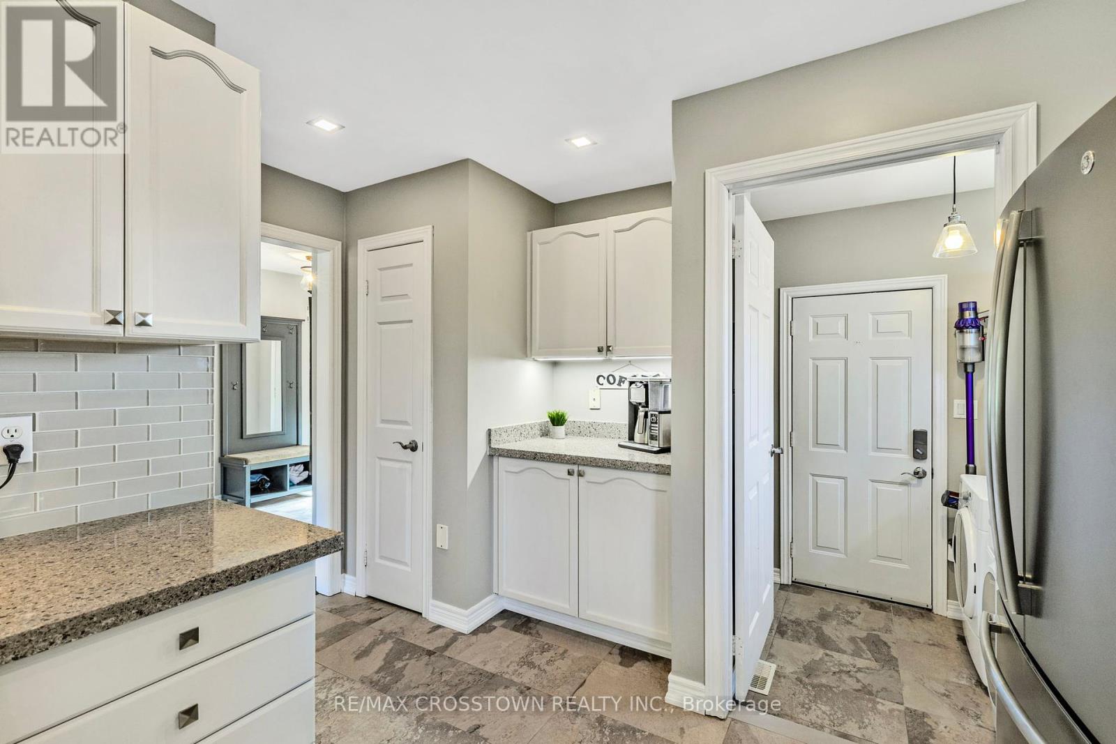 40 Country Lane, Barrie, Ontario  L4N 0E8 - Photo 11 - S12143473