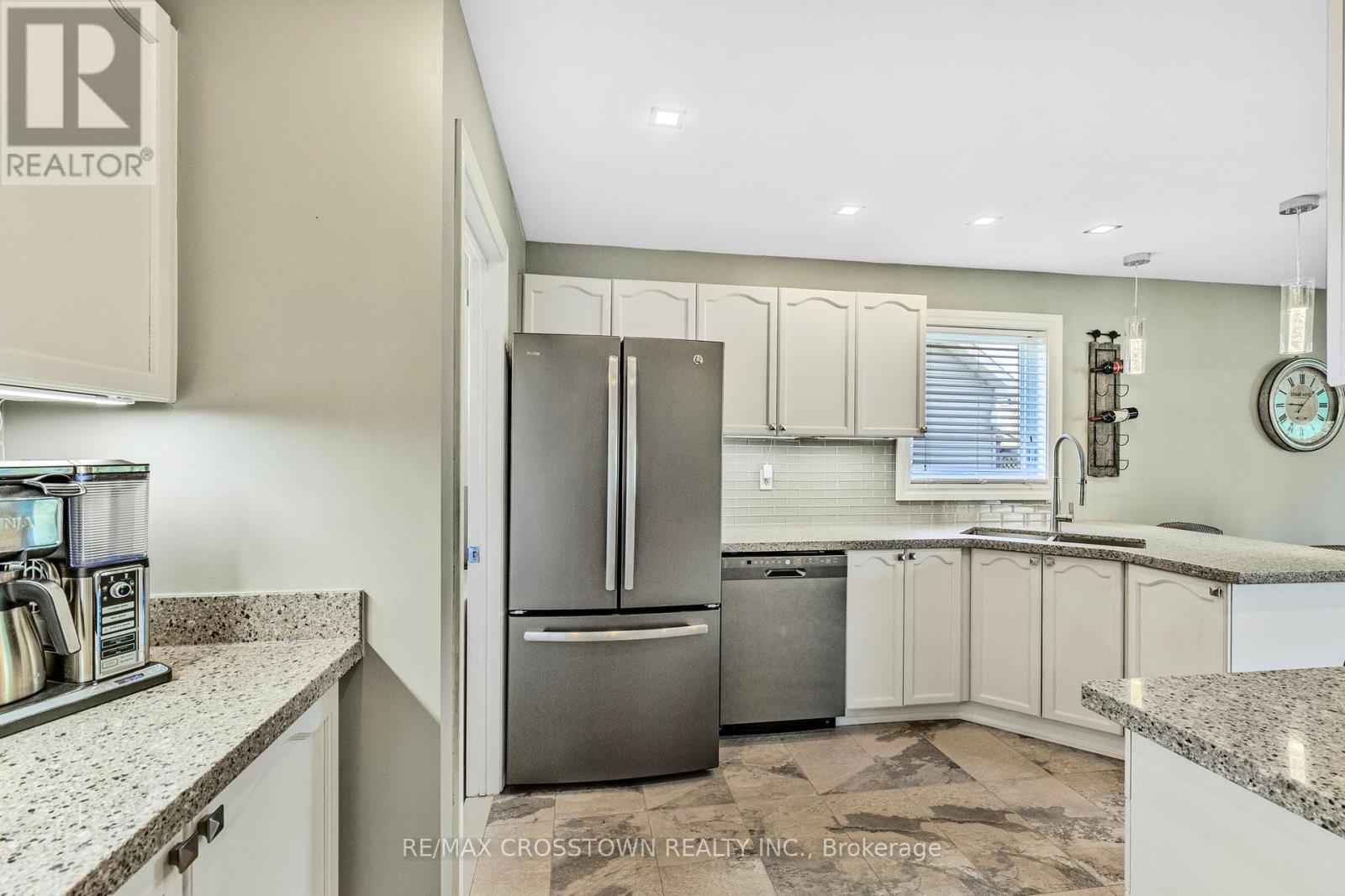 40 Country Lane, Barrie, Ontario  L4N 0E8 - Photo 8 - S12143473