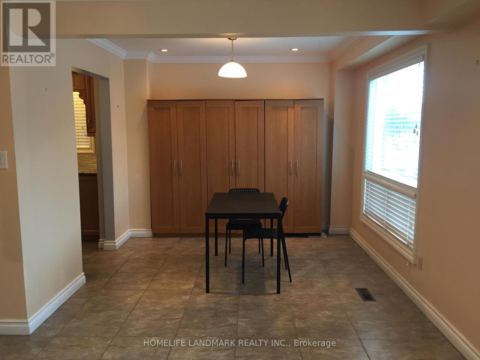 6211 Fullerton Crescent, Mississauga (Meadowvale), Ontario  L5N 3A3 - Photo 5 - W12143456