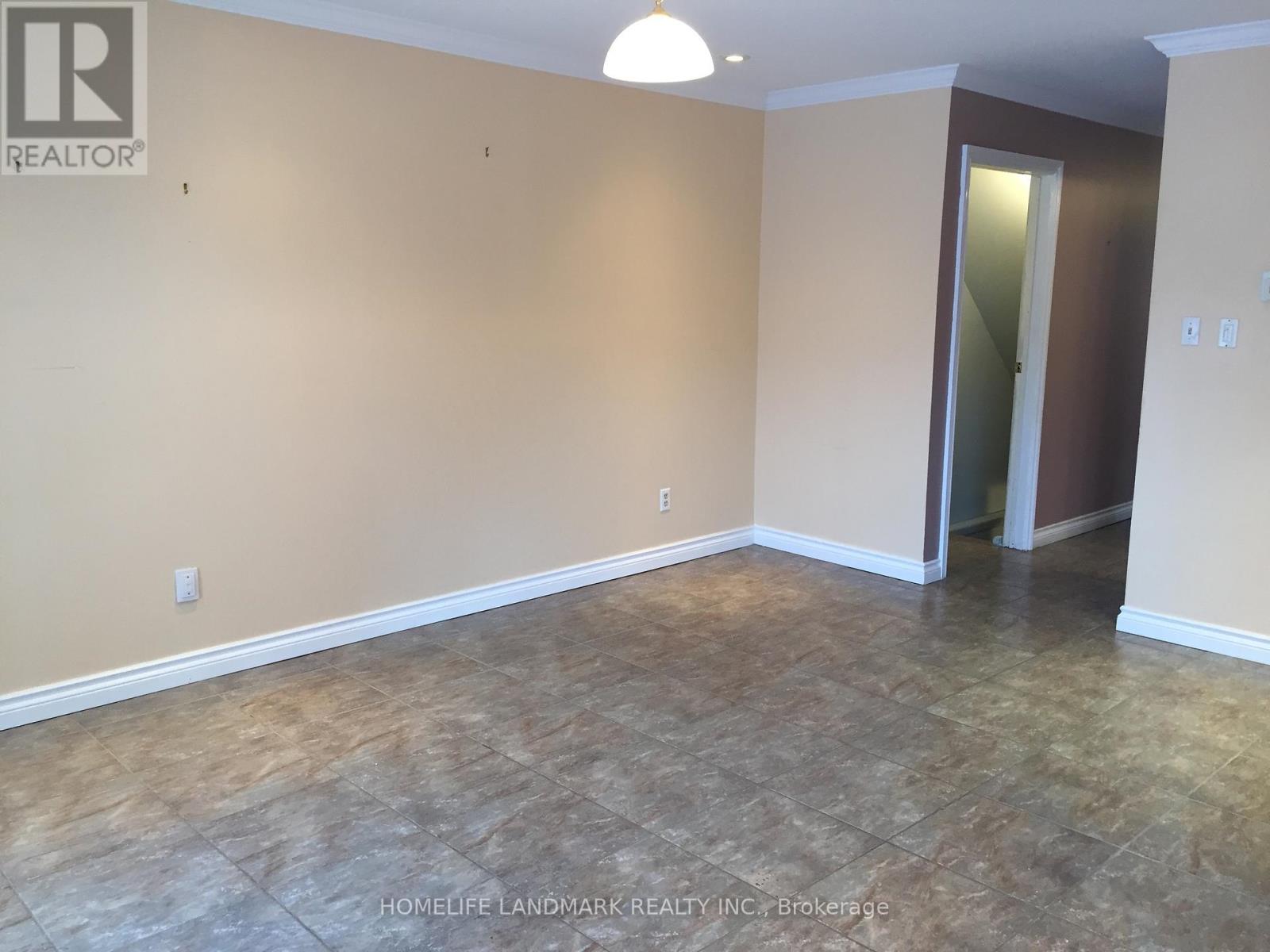 6211 Fullerton Crescent, Mississauga (Meadowvale), Ontario  L5N 3A3 - Photo 6 - W12143456