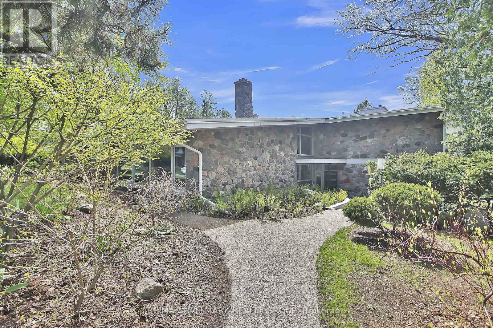 Property at 10 QUALICUM STREET image 2