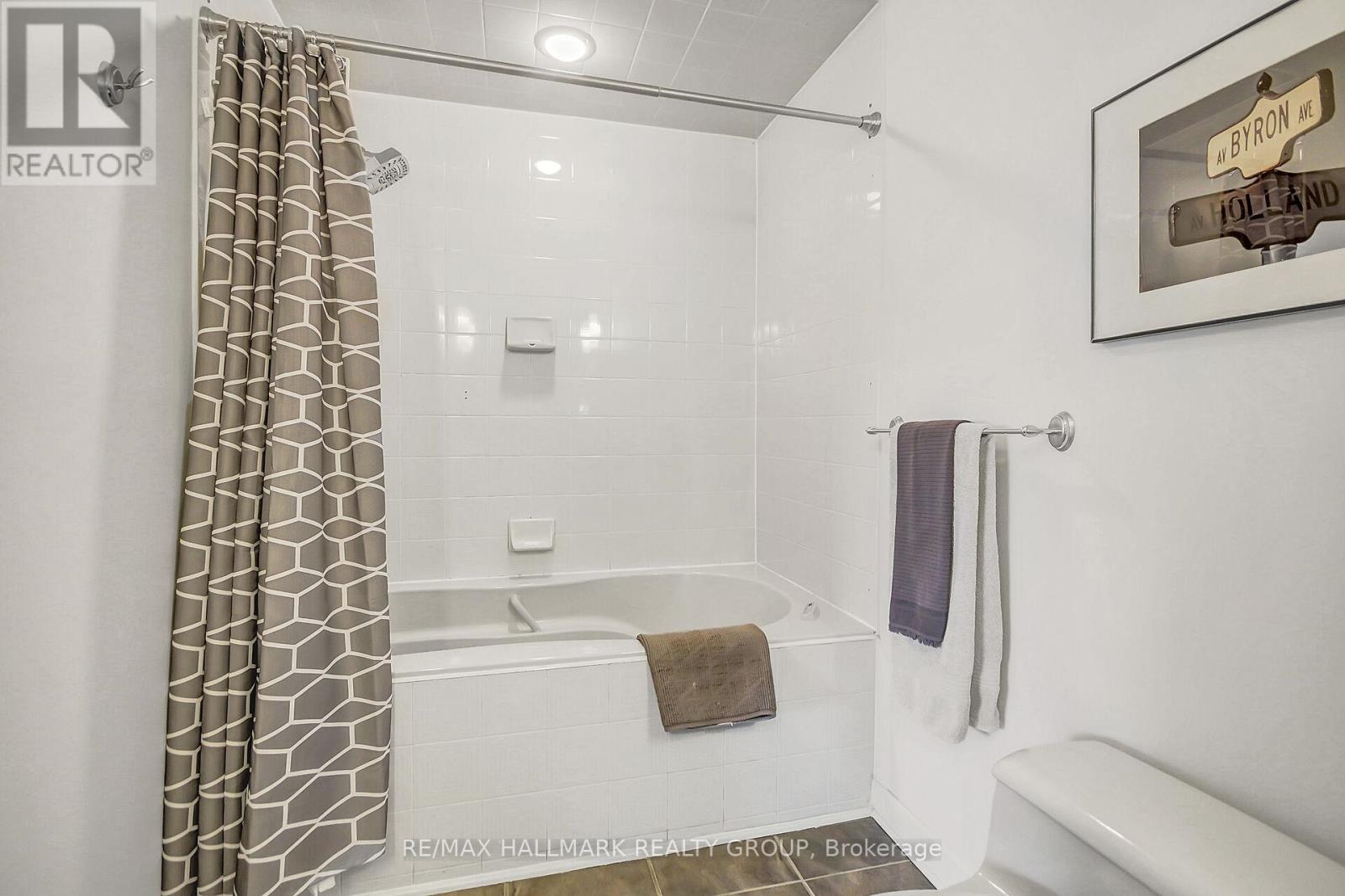 10 Qualicum Street, Ottawa, Ontario  K2H 7G8 - Photo 35 - X12075164