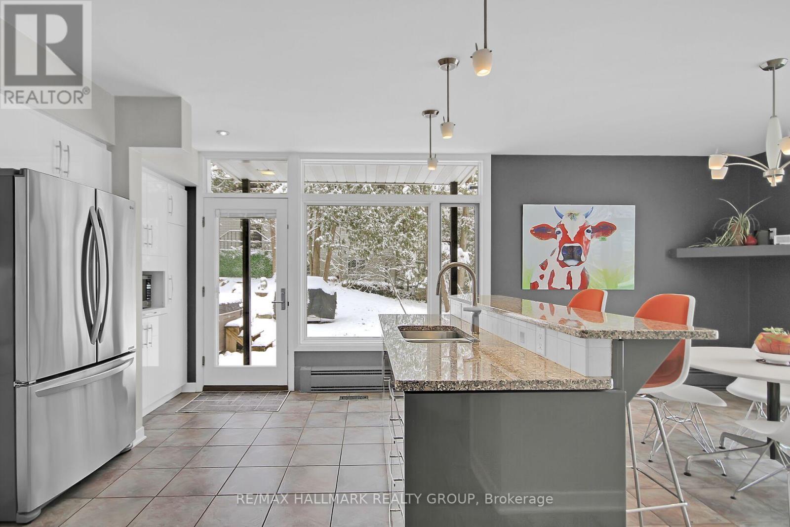 10 Qualicum Street, Ottawa, Ontario  K2H 7G8 - Photo 6 - X12075164