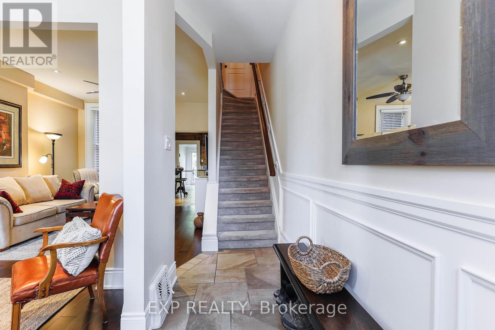 Property at 132 CHARLTON AVENUE W image 5