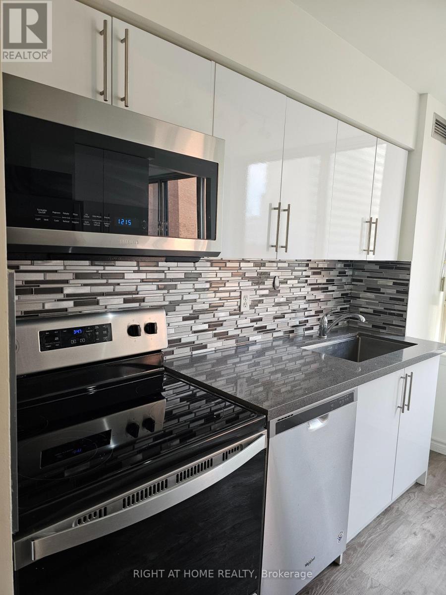 1023 - 633 Bay Street, Toronto, Ontario  M5G 2G4 - Photo 10 - C12143535