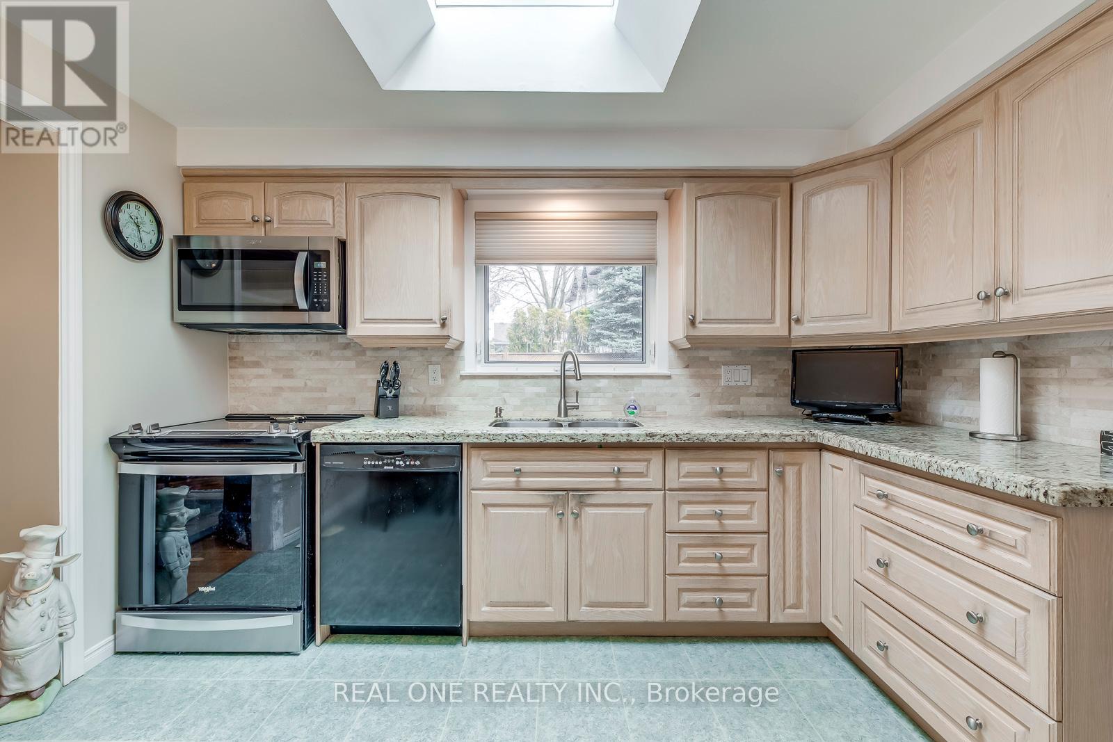 201 Arichat Road, Oakville, Ontario  L6J 5N5 - Photo 14 - W12112976