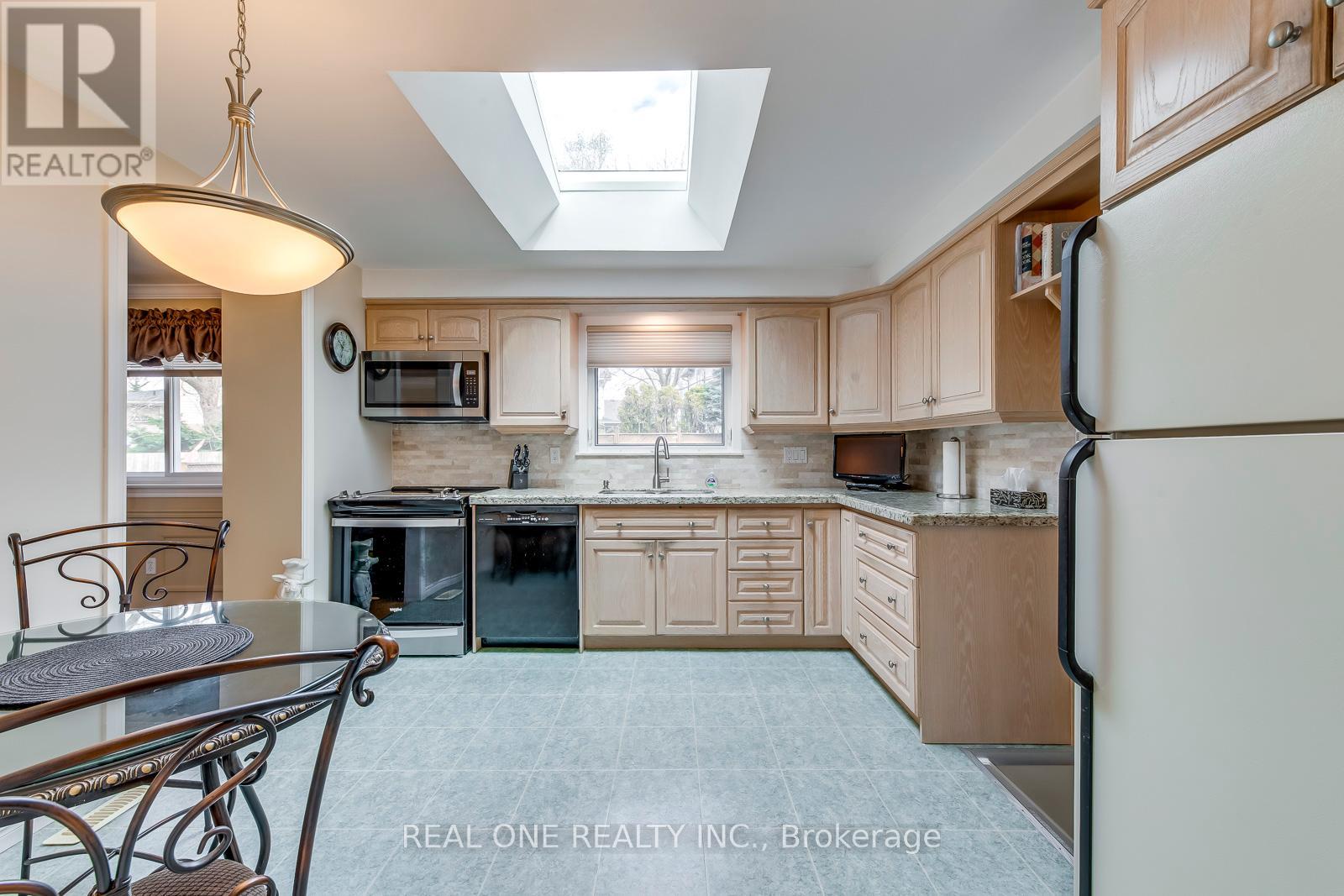 201 Arichat Road, Oakville, Ontario  L6J 5N5 - Photo 17 - W12112976