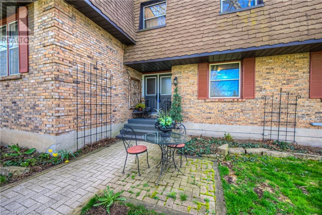 7 Squire Court, Waterloo, Ontario  N2J 4G8 - Photo 2 - 40717776