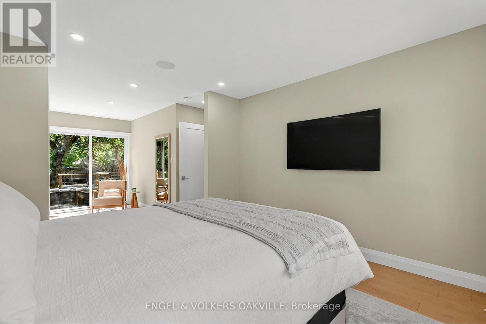 236 Burton Road, Oakville, Ontario  L6K 2K5 - Photo 24 - W12143584