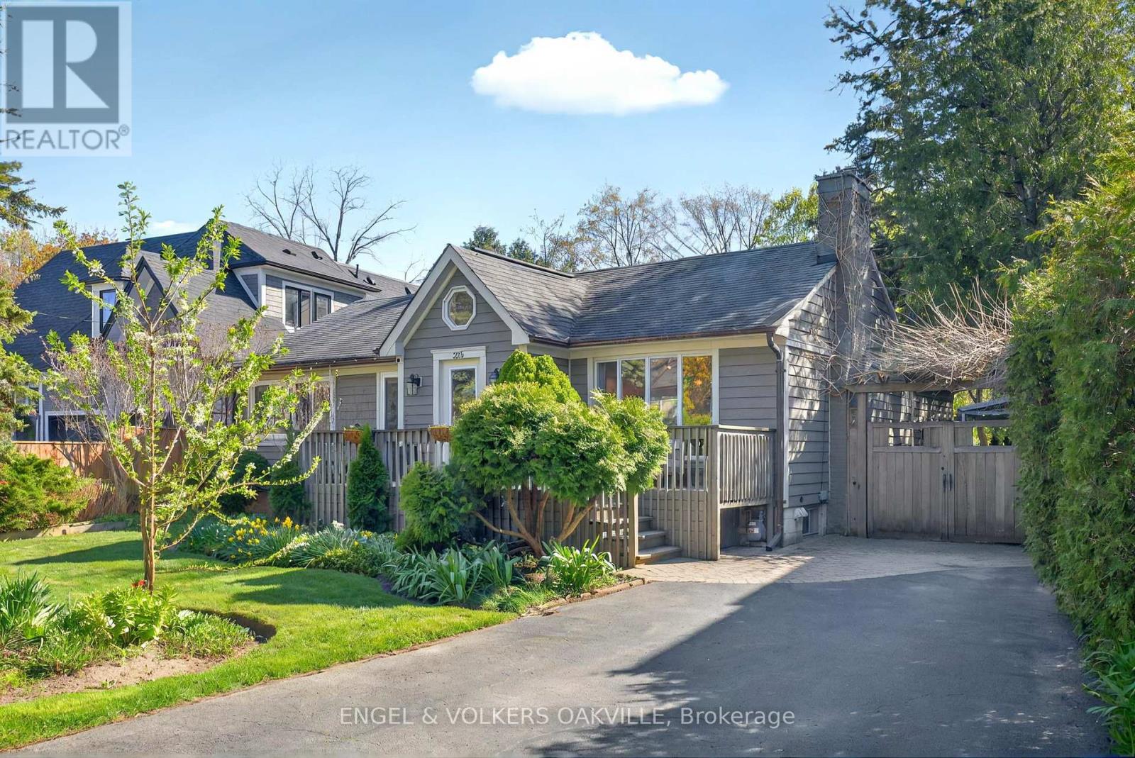 236 Burton Road, Oakville, Ontario  L6K 2K5 - Photo 5 - W12143584