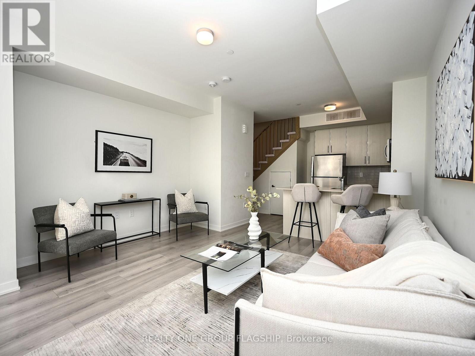 Property at 7 - 3409 RIDGEWAY DRIVE image 3