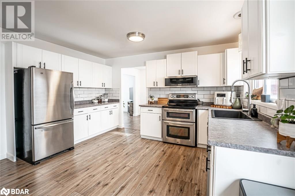 Property at 7 BAY Court image 3