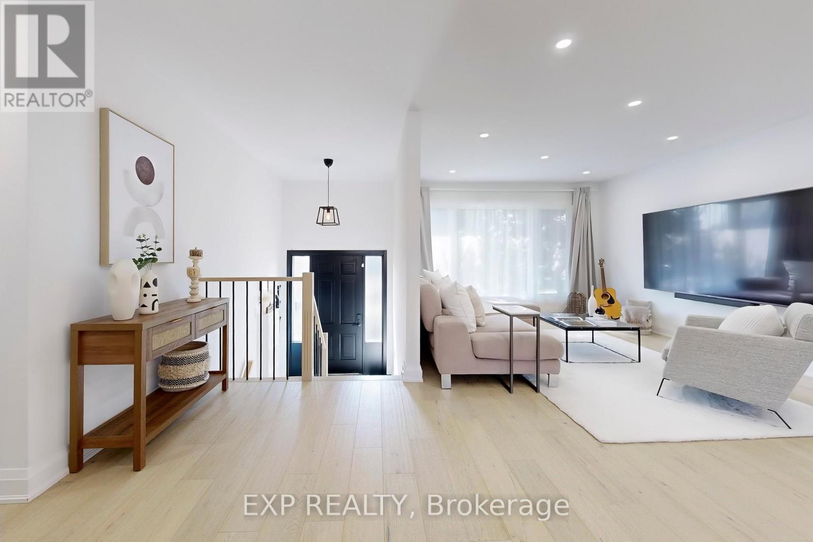 207 Alexander Road, Newmarket, Ontario  L3Y 5P2 - Photo 4 - N12102868