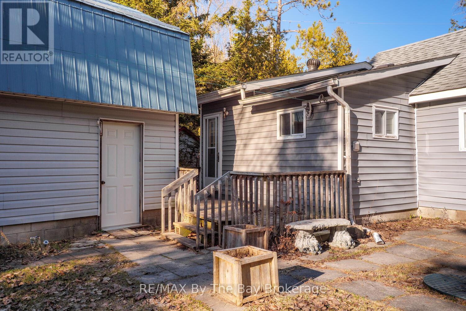 1120 King Edward Avenue, South Bruce Peninsula, Ontario  N0H 2G0 - Photo 5 - X12091231