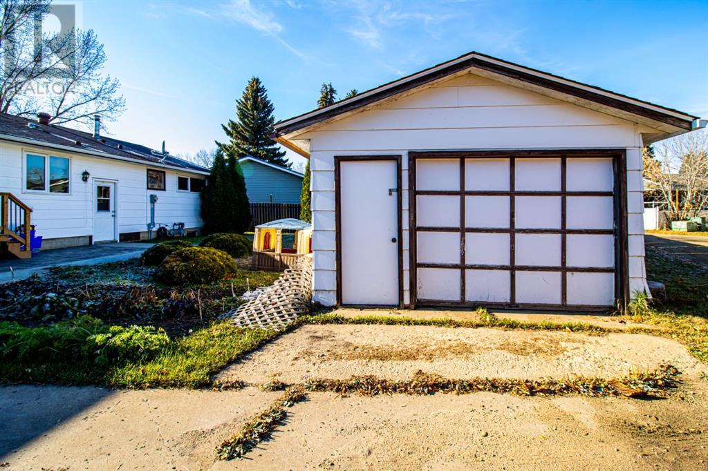 305 4 Avenue Crescent, Wainwright, Alberta  T9W 1A1 - Photo 35 - A2193279